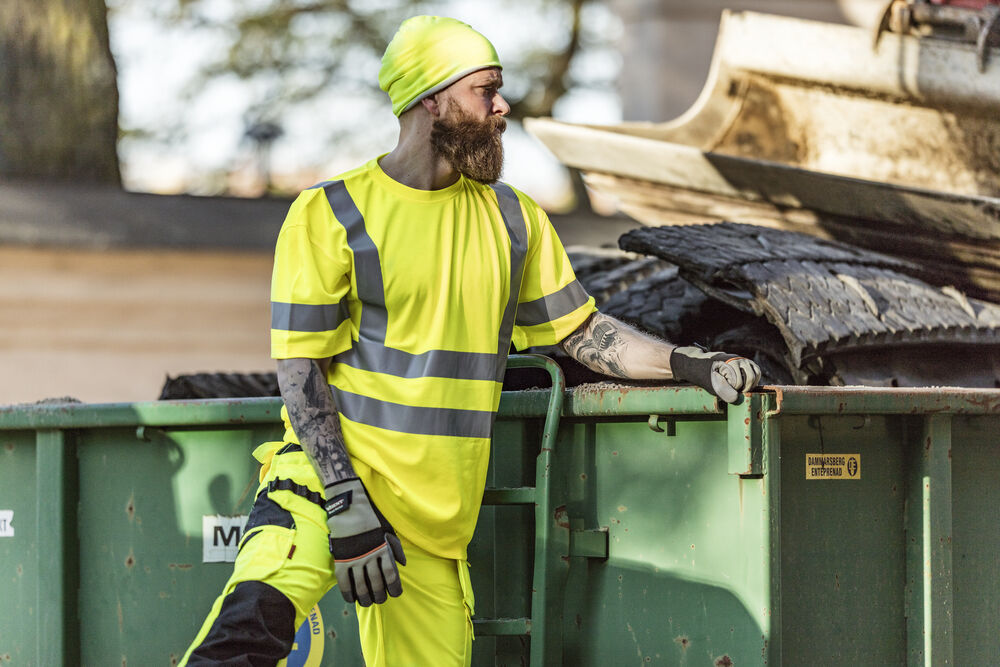 65558265_Tshirt-HiVis-SpunDye_65237710_Craftsman-Trousers-HiVis_65904083_Beanie_no7689